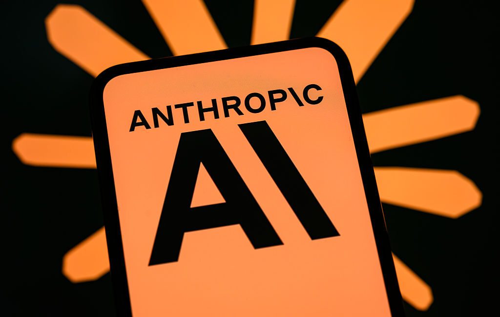 Anthropic contro Alibaba: il caso clonazione Claude e la governance AI